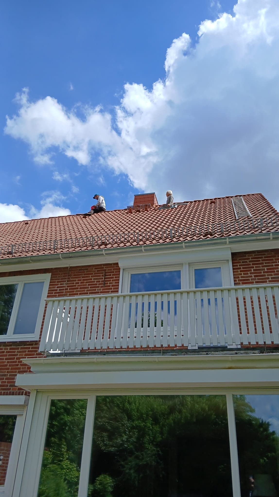 Dachdeckerarbeiten in luftiger Höhe